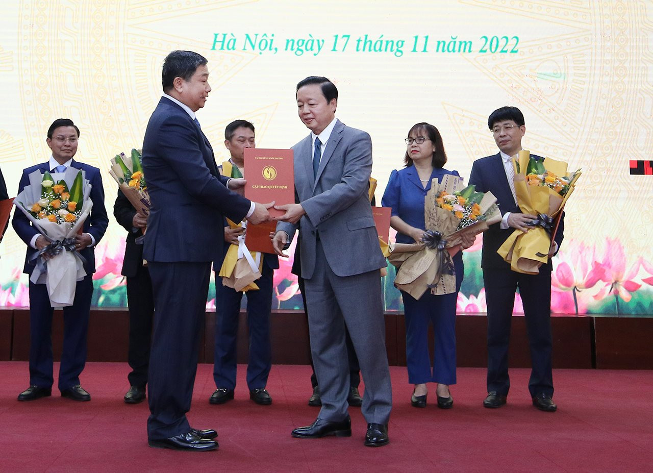 Công bố, trao Quyết định bổ nhiệm lại Thứ trưởng Bộ TN&MT; Quyết định điều động, bổ nhiệm lãnh đạo một số đơn vị trực thuộc Bộ