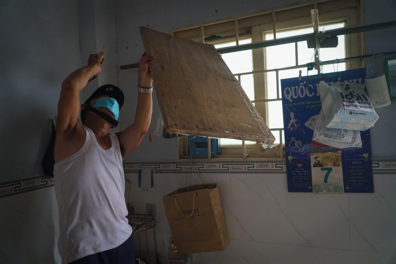 Kho hóa chất bị cháy, người dân chưa thể về nhà vì ô nhiễm không khí