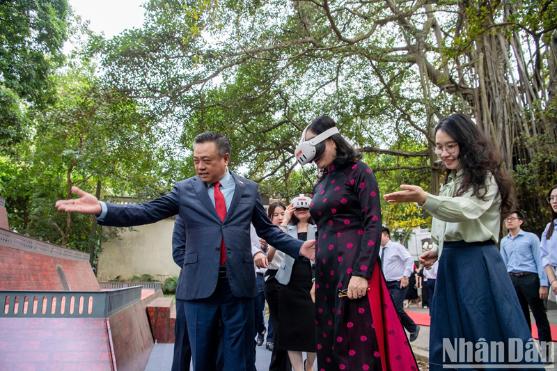 (Ảnh) Khai mạc Triển lãm tương tác Cột cờ Hà Nội kỷ niệm 70 năm ngày Giải phóng Thủ đô