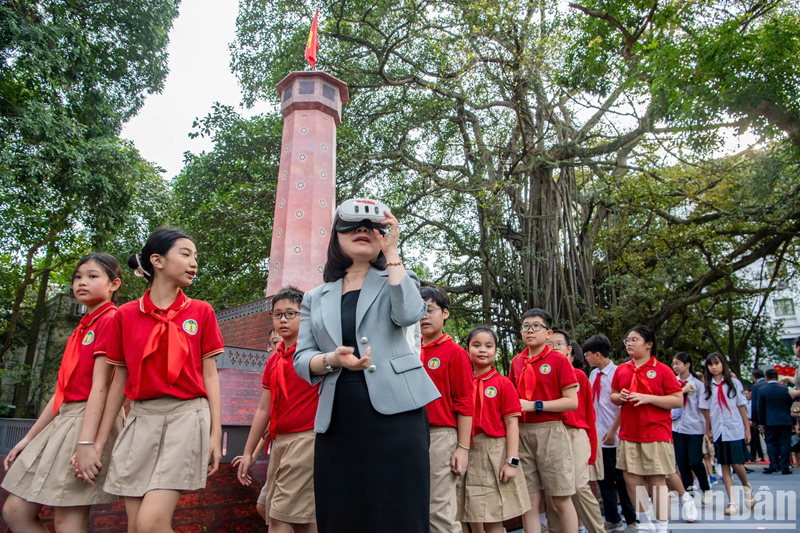 (Ảnh) Khai mạc Triển lãm tương tác Cột cờ Hà Nội kỷ niệm 70 năm ngày Giải phóng Thủ đô