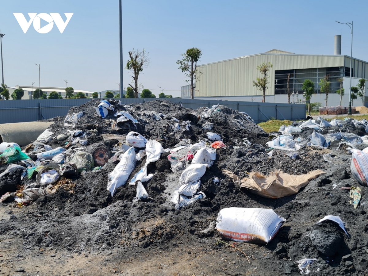 Đổ trộm chất thải nguy hại, 3 cá nhân, doanh nghiệp ở Bắc Ninh bị xử phạt hơn 1 tỷ đồng