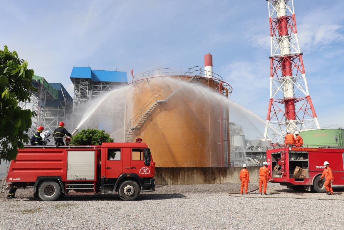 Diễn tập phương án chữa cháy và cứu nạn đối với bể chứa dầu tại Kho xăng dầu Công ty Nhiệt điện Thái Bình