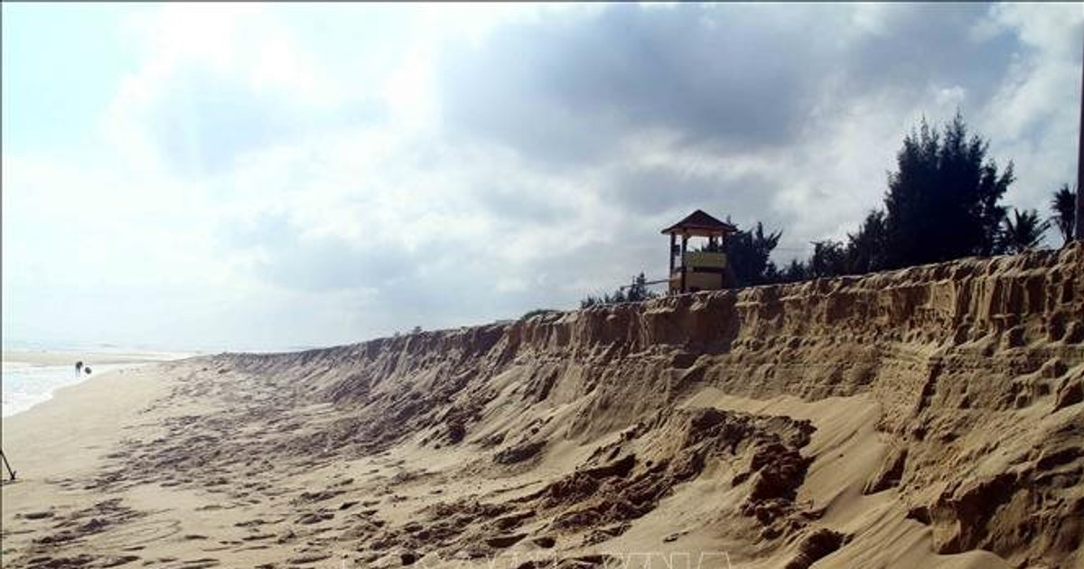 Quảng Bình: Nước biển xâm thực bất thường, gây sạt lở bãi biển Bảo Ninh