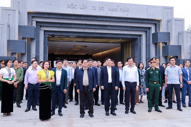 Thủ tướng tưởng niệm, tri ân các Anh hùng, liệt sĩ trong chiến dịch Điện Biên Phủ lịch sử