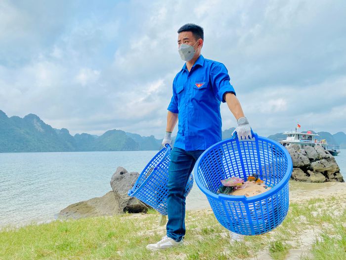 Thanh niên Quảng Ninh chung tay làm sạch môi trường Di sản vịnh Hạ Long
