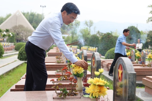 Thủ tướng tưởng niệm, tri ân các Anh hùng, liệt sĩ trong chiến dịch Điện Biên Phủ lịch sử