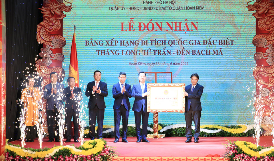 Đón bằng di tích quốc gia đặc biệt Thăng Long tứ trấn - đền Bạch Mã