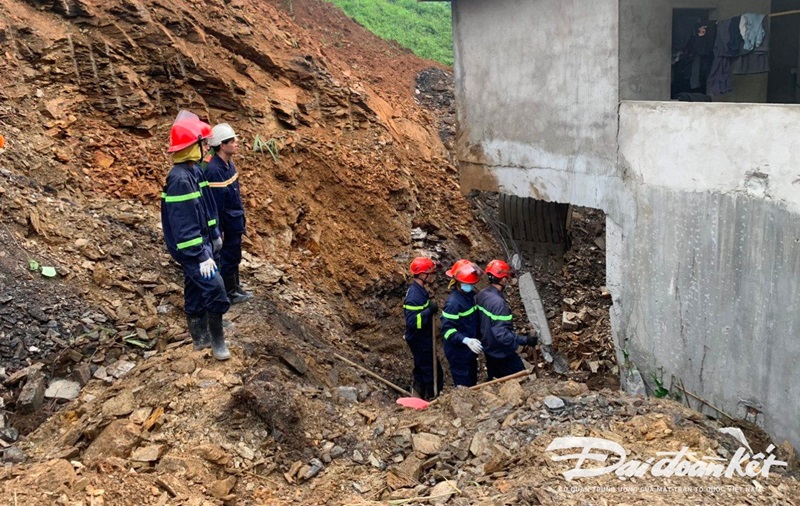 Bắc Kạn: Đất đá sạt lở vào nhà dân, 3 người bị vùi lấp