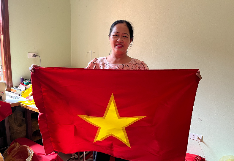 Hà Nội: Làng nghề thêu cờ Tổ quốc tất bật trước ngày Quốc Khánh 2/9