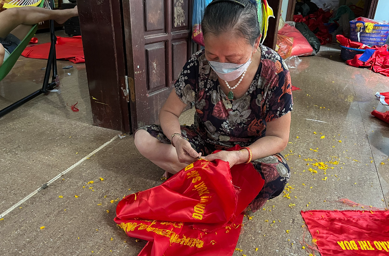 Hà Nội: Làng nghề thêu cờ Tổ quốc tất bật trước ngày Quốc Khánh 2/9
