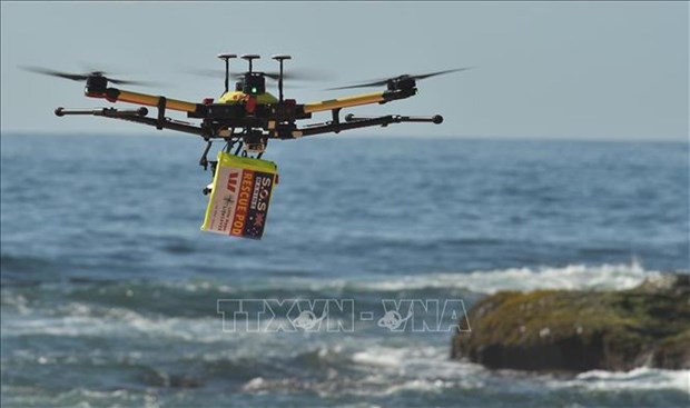 Giám sát rác thải nhựa ven biển bằng ảnh máy bay không người lái