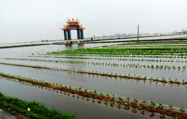 Mưa rất lớn, đường vào khu du lịch Laguna, tuyến QL 49B tái diễn sạt lở nặng