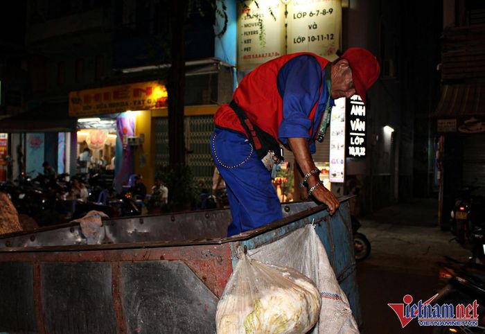 Vợ chồng gần 50 năm gác niềm vui đón Tết, giữ hè phố TP.HCM sạch đẹp