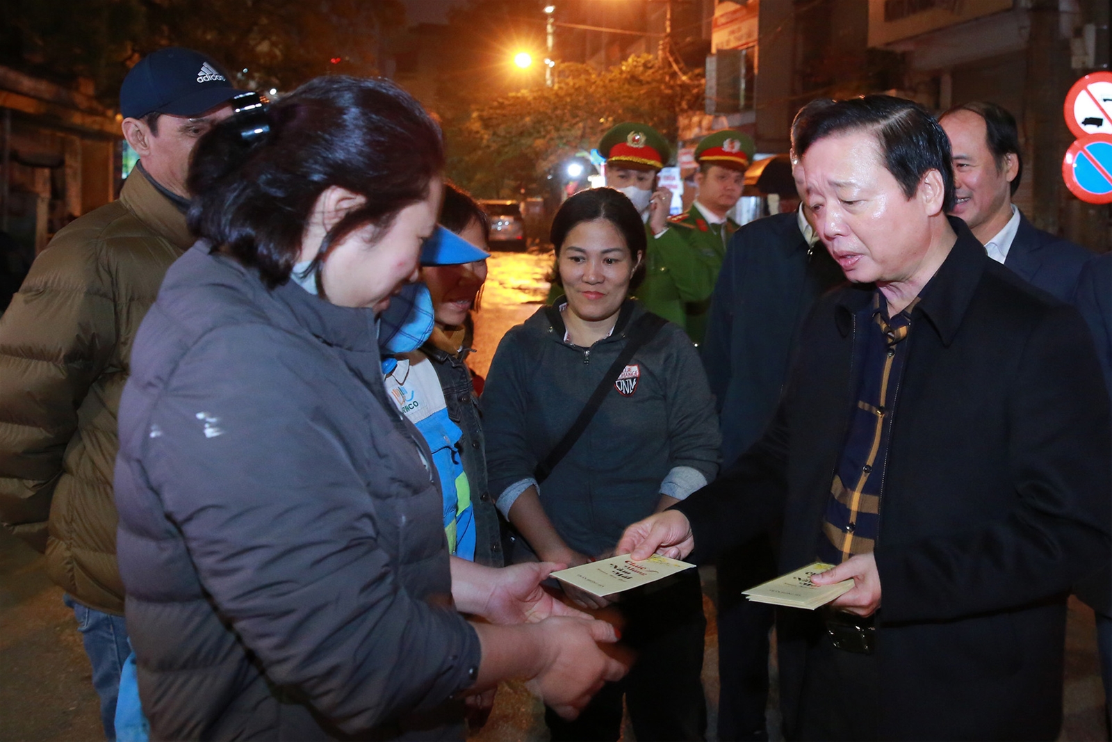 Phó Thủ tướng Trần Hồng Hà thăm, chúc Tết các lực lượng ứng trực đêm Giao thừa