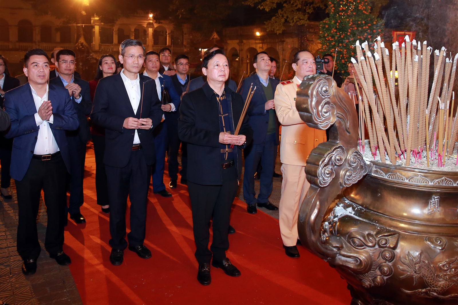 Phó Thủ tướng Trần Hồng Hà thăm, chúc Tết các lực lượng ứng trực đêm Giao thừa