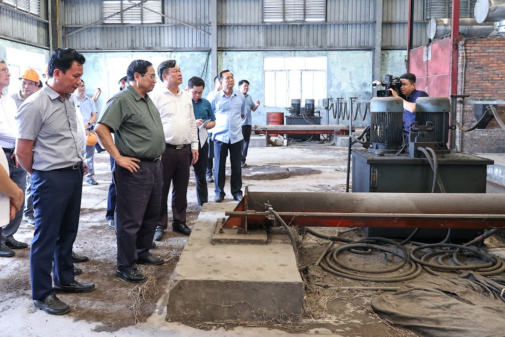 Thủ tướng kiểm tra thực địa nhà máy luyện kim ngừng hoạt động gần 10 năm
