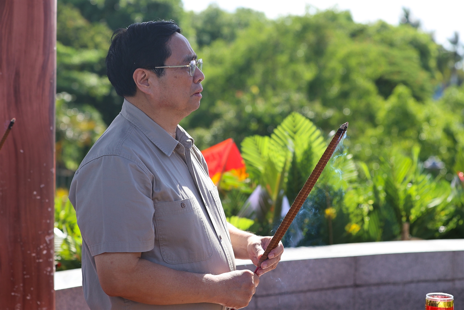 Thủ tướng Phạm Minh Chính dâng hương tưởng nhớ các anh hùng liệt sĩ, tri ân các gia đình chính sách