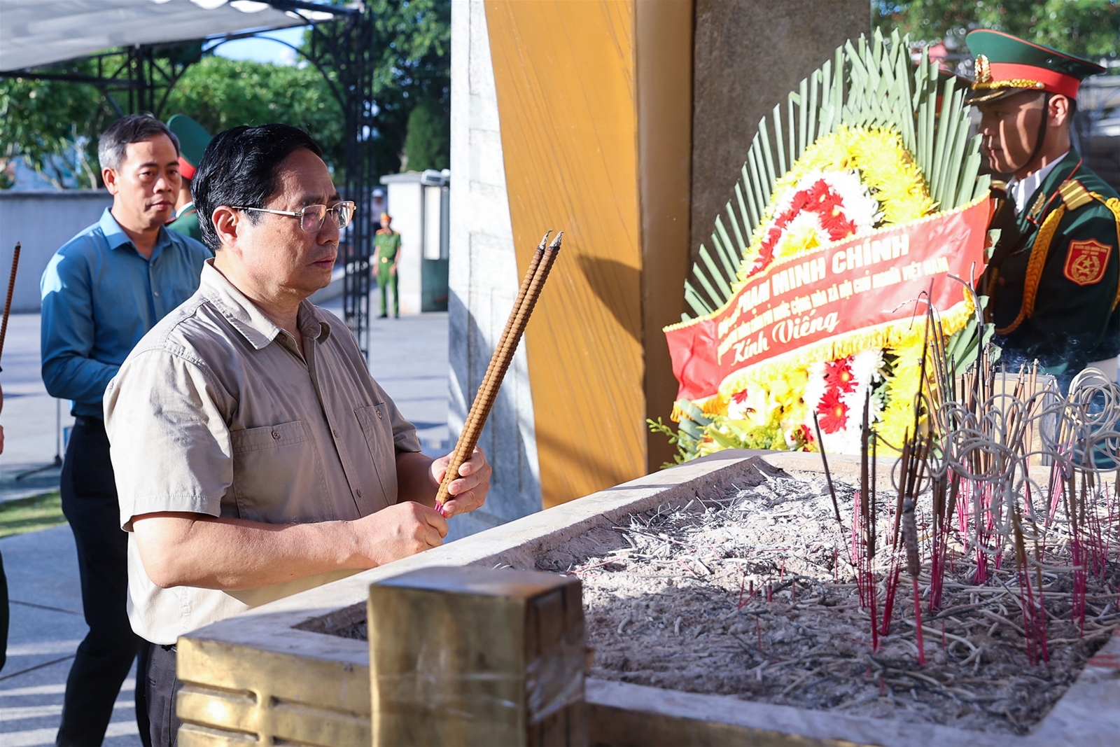 Thủ tướng Phạm Minh Chính dâng hương tưởng nhớ các anh hùng liệt sĩ, tri ân các gia đình chính sách