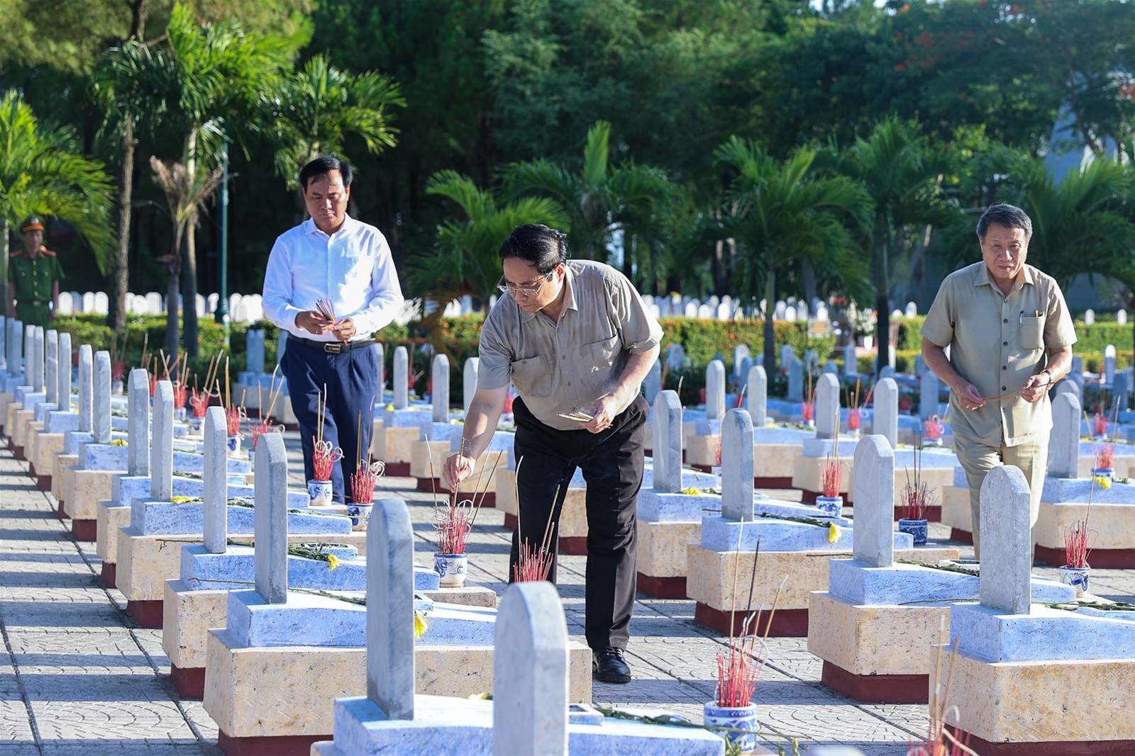Thủ tướng Phạm Minh Chính dâng hương tưởng nhớ các anh hùng liệt sĩ, tri ân các gia đình chính sách