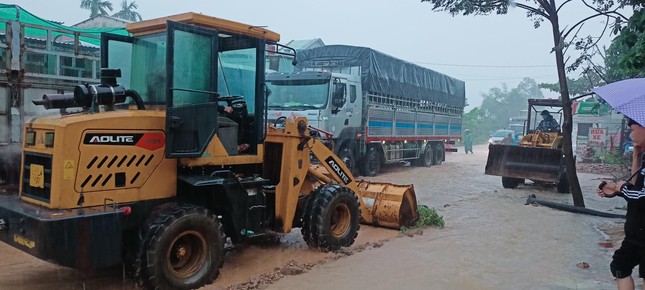 Mưa lớn gây sạt lở quốc lộ14B ở Quảng Nam