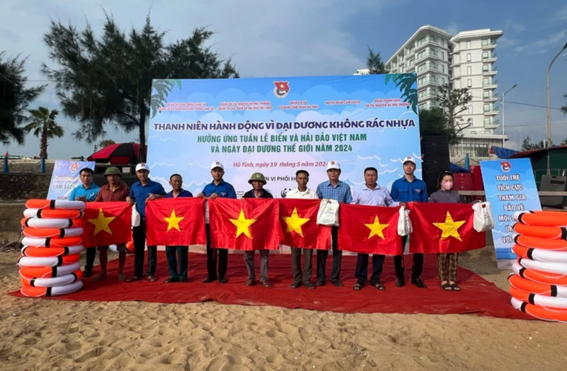 Ra quân làm sạch biển hưởng ứng Tuần lễ biển đảo Việt Nam 2024