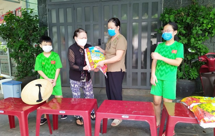 'Biệt đội nhí' gom rác gây quỹ từ thiện