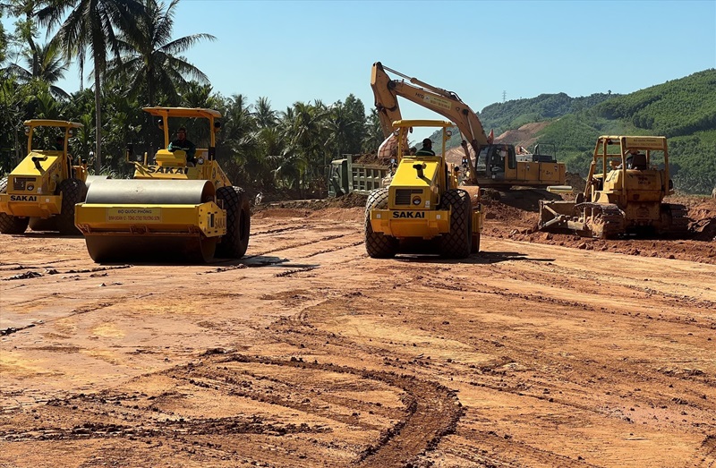 Bình Định: Đảm bảo tiến độ giải phóng mặt bằng, nguồn cung vật liệu cho cao tốc