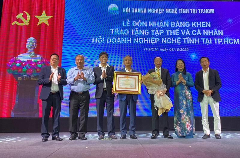 Hội Doanh nghiệp Nghệ Tĩnh tại TP Hồ Chí Minh đón nhận Bằng khen của Thủ tướng