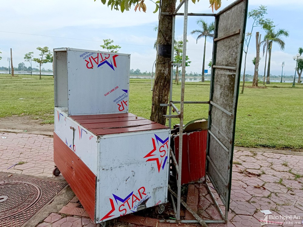 Hồ điều hòa thành phố Vinh ngập rác những ngày cuối tuần