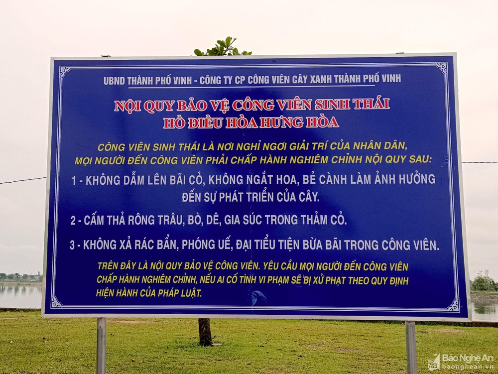 Hồ điều hòa thành phố Vinh ngập rác những ngày cuối tuần