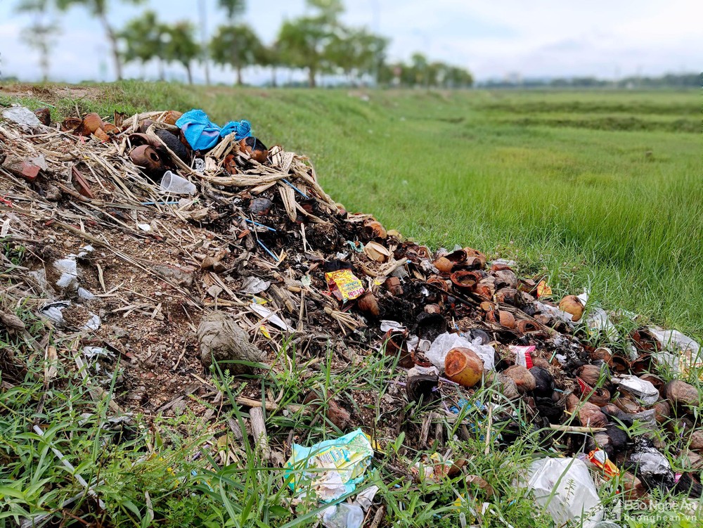 Hồ điều hòa thành phố Vinh ngập rác những ngày cuối tuần