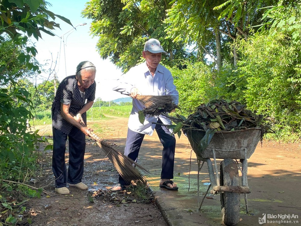 Vợ chồng ông lão 20 năm cần mẫn quét rác cho xóm