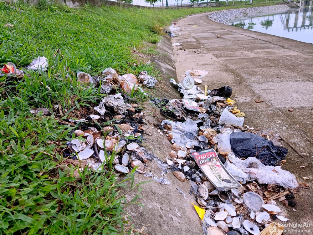Hồ điều hòa thành phố Vinh ngập rác những ngày cuối tuần