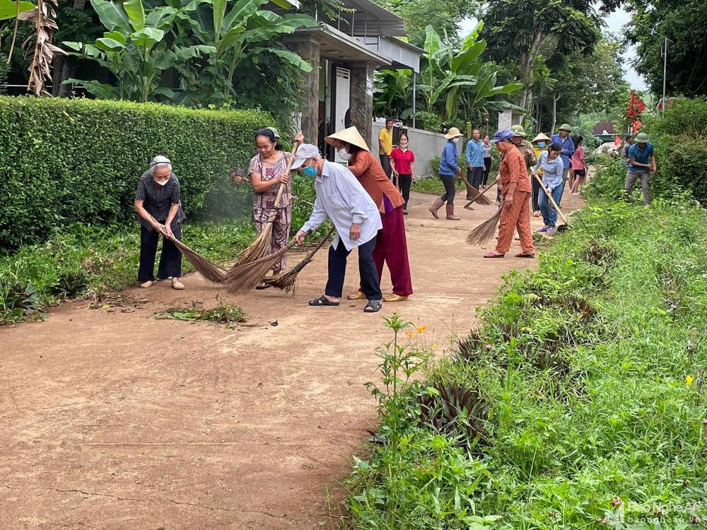 Vợ chồng ông lão 20 năm cần mẫn quét rác cho xóm