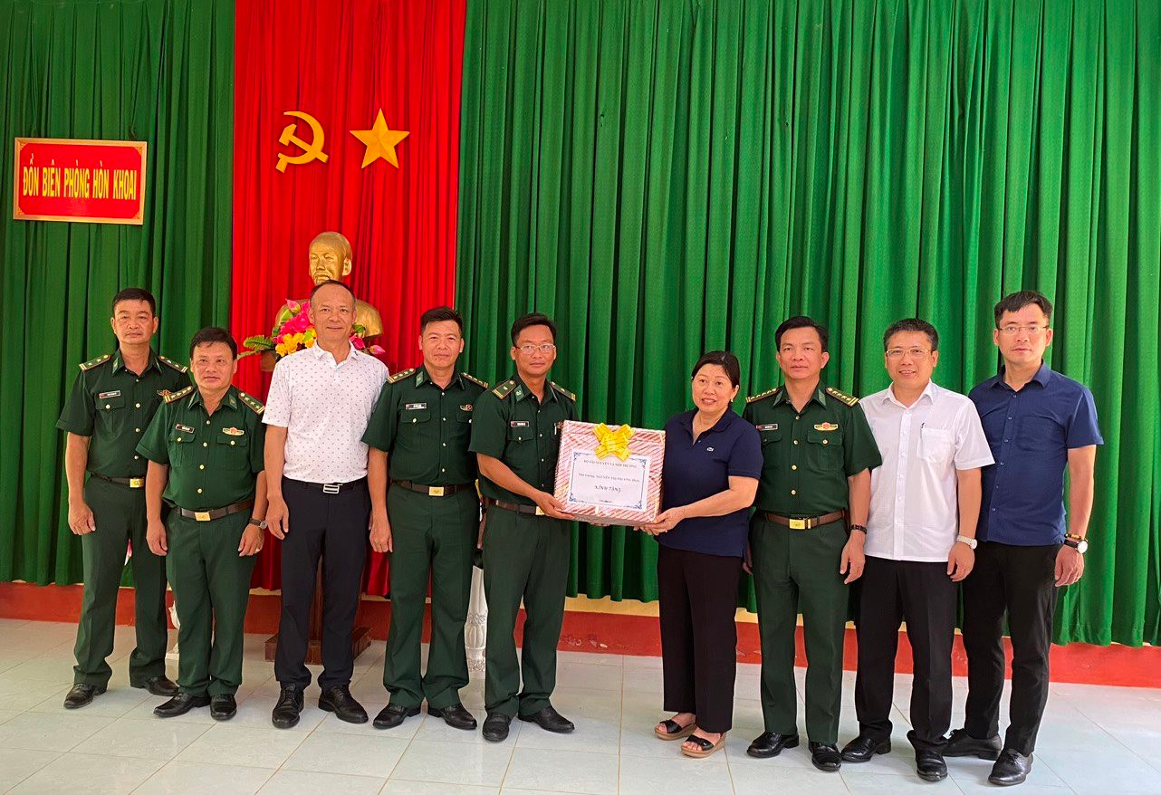 Thứ trưởng Bộ TN&MT Nguyễn Thị Phương Hoa kiểm tra công tác biên giới, biển, đảo ở Cà Mau