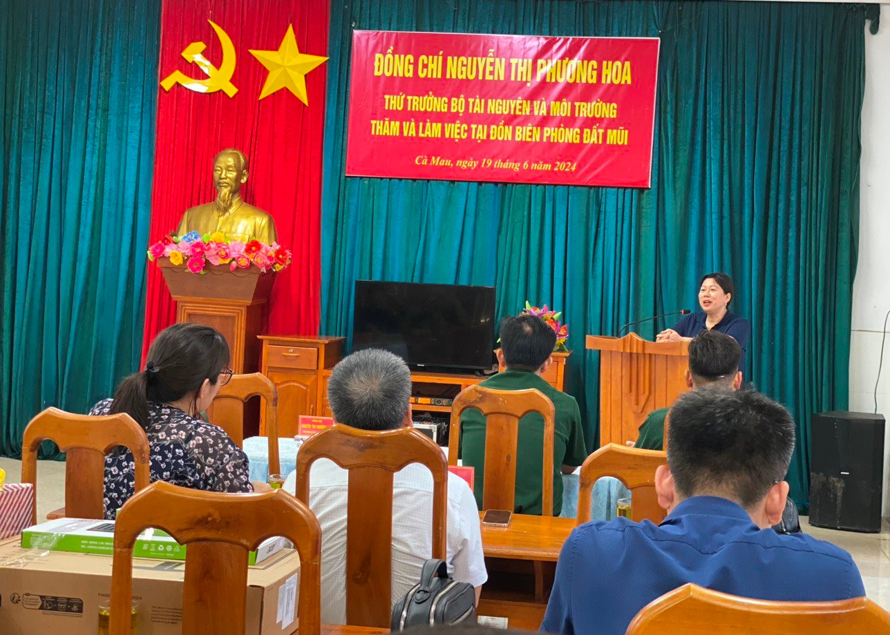 Thứ trưởng Bộ TN&MT Nguyễn Thị Phương Hoa kiểm tra công tác biên giới, biển, đảo ở Cà Mau