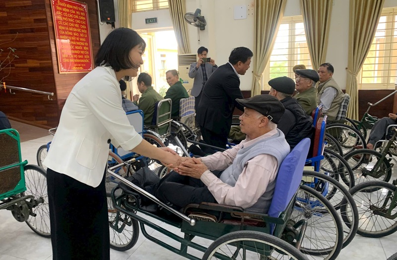 Công đoàn Bộ TN&MT chúc Tết đối tượng chính sách nhân dịp Tết Nguyên đán Ất Tỵ 2025
