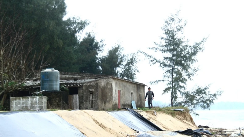 Bờ biển sạt lở nghiêm trọng khiến người dân Quảng Bình bất an