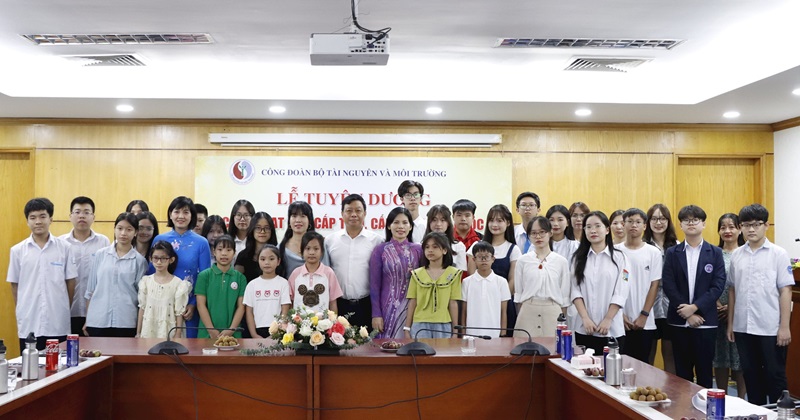 Bộ TN&MT tuyên dương, khen thưởng con cán bộ đạt thành tích cao trong học tập năm học 2023-2024