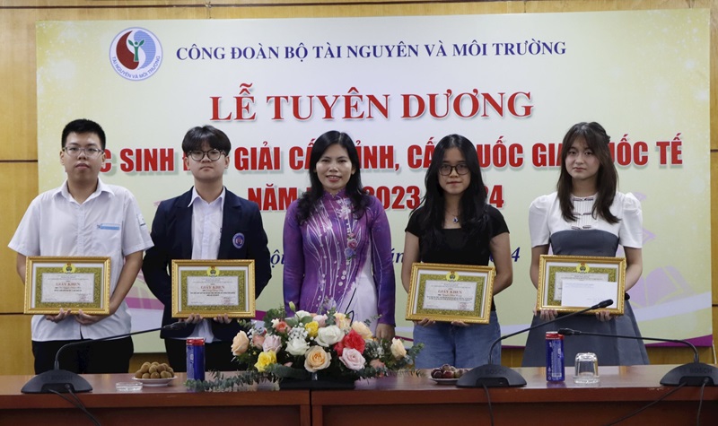Bộ TN&MT tuyên dương, khen thưởng con cán bộ đạt thành tích cao trong học tập năm học 2023-2024