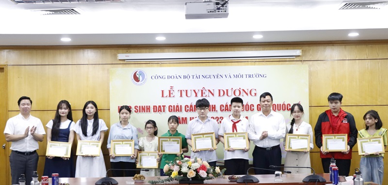 Bộ TN&MT tuyên dương, khen thưởng con cán bộ đạt thành tích cao trong học tập năm học 2023-2024