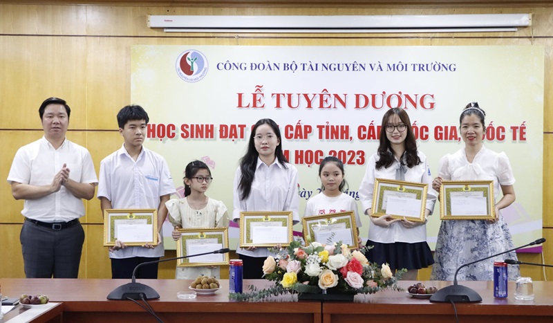 Bộ TN&MT tuyên dương, khen thưởng con cán bộ đạt thành tích cao trong học tập năm học 2023-2024