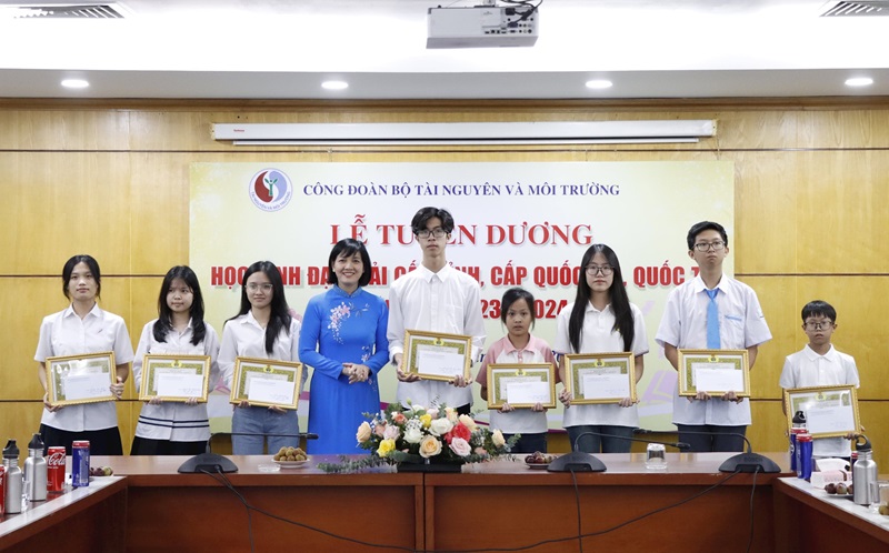 Bộ TN&MT tuyên dương, khen thưởng con cán bộ đạt thành tích cao trong học tập năm học 2023-2024