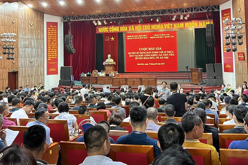 Bộ TN&MT lập đoàn kiểm tra đột xuất 2 cuộc đấu giá đất 'tạo sóng' tại Hà Nội