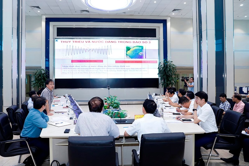 Bộ trưởng Đỗ Đức Duy kiểm tra công tác dự báo diễn biến bão số 3 và các tác động của bão