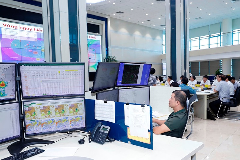 Bộ trưởng Đỗ Đức Duy kiểm tra công tác dự báo diễn biến bão số 3 và các tác động của bão