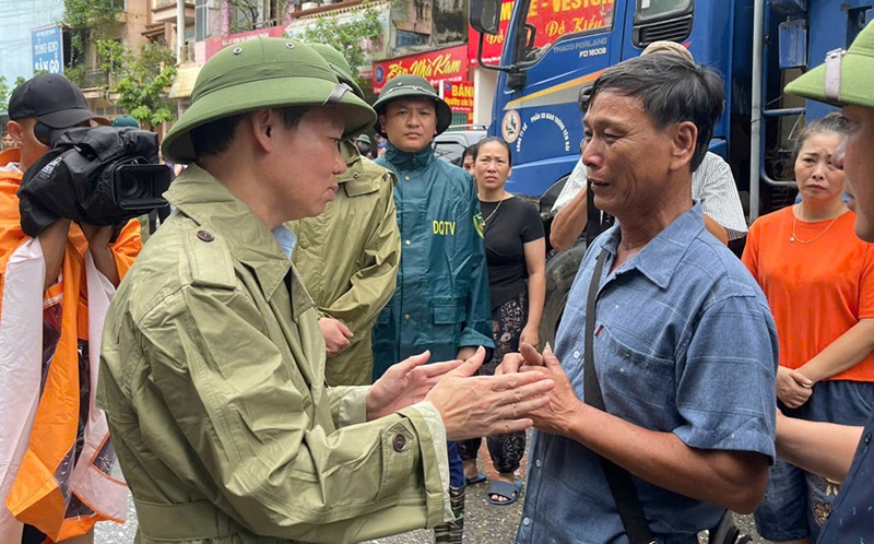 Bộ trưởng Bộ Tài nguyên và Môi trường Đỗ Đức Duy chỉ đạo công tác khắc phục hậu quả thiên tai tại thành phố Yên Bái