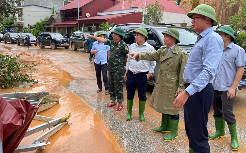Bộ trưởng Bộ Tài nguyên và Môi trường Đỗ Đức Duy chỉ đạo công tác khắc phục hậu quả thiên tai tại thành phố Yên Bái