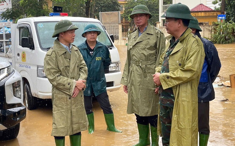 Bộ trưởng Bộ Tài nguyên và Môi trường Đỗ Đức Duy chỉ đạo công tác khắc phục hậu quả thiên tai tại thành phố Yên Bái