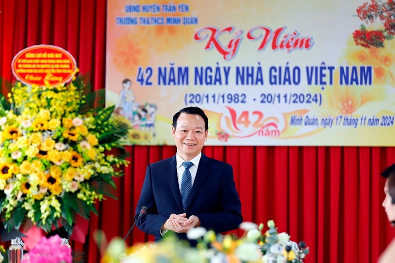 Bộ trưởng Đỗ Đức Duy tặng quà, động viên thầy trò Trường Tiểu học và Trung học cơ sở xã Minh Quán